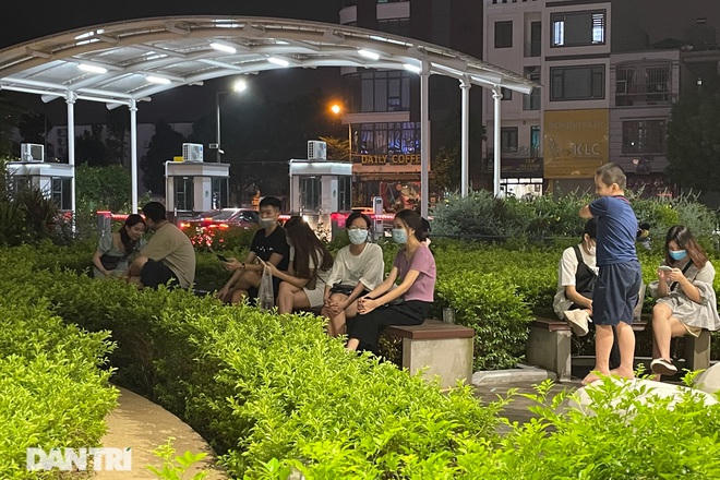 Khuôn viên vườn hoa bên ngoài cũng là các địa điểm lý tưởng để ngồi tụ tập.