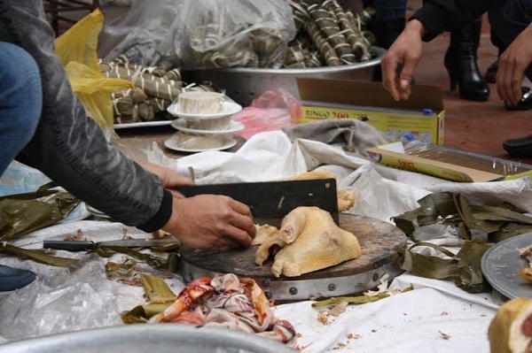 Gà mía, một trong nhưng món ăn không thể thiếu trong bữa cỗ tại lễ hội.