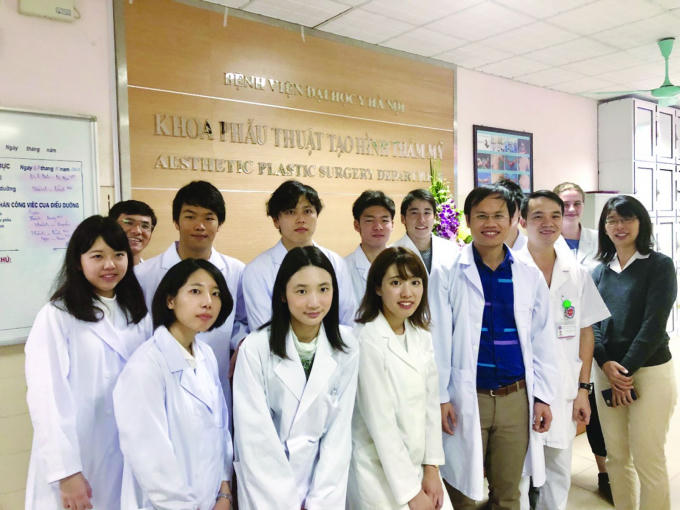 Bác sỹ Hoàng Hồng hướng dẫn các sinh viên y khoa Mỹ, Nhật Bản, Australia học tại khoa Phẫu thuật Tạo hình Thẩm mỹ, bệnh viện Đại học Y Hà Nội.