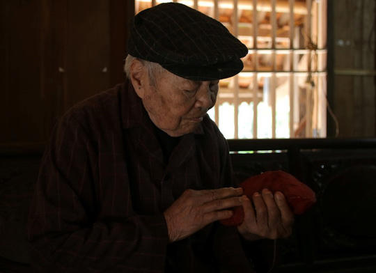 Viên đá hồng ngọc được cụ Chủ nâng niu, bảo vệ hơn 40 năm qua - Ảnh: Ngô Nhung