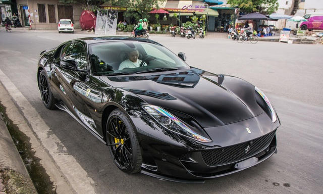 Ferrari 812 Superfast có giá bán hơn 26 tỷ đồng tại Việt Nam. Để sở hữu xe này, khách hàng phải bỏ hàng tỷ để đóng phí trước bạ