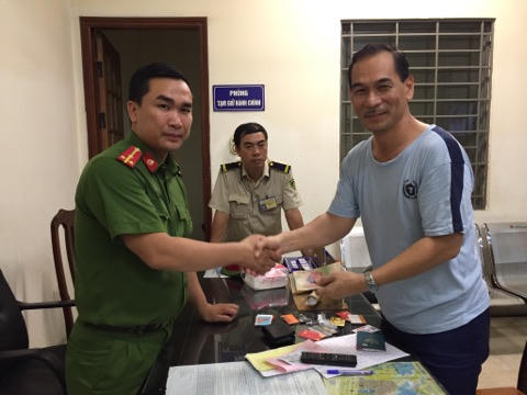 Cơ quan Công an trả lại chiếc ví cho du khách nước ngoài.