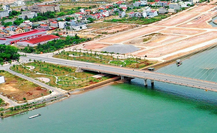 Gói thầu số 10 Xây lắp công trình thuộc Dự án Đường và kè nối từ cầu Nhật Lệ 2 đến Khu neo đậu tránh trú bão và hậu cần nghề cá, TP Đồng Hới, Quảng Bình đã chọn được nhà thầu. Ảnh: Lê Tiên