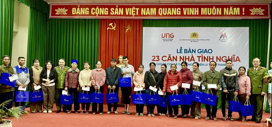 Cục Cảnh sát QLHC về TTXH và Công ty Cổ phần Dược phẩm FPT Long Châu tặng quà cho những hộ dân có hoàn cảnh khó khăn, người khuyết tật.