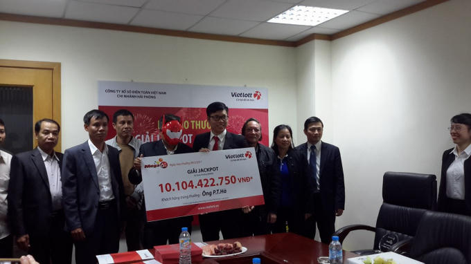 Đại diện chi nhánh Vietlott tại TP Hải Phòng trao giải cho khách hàng may mắn.