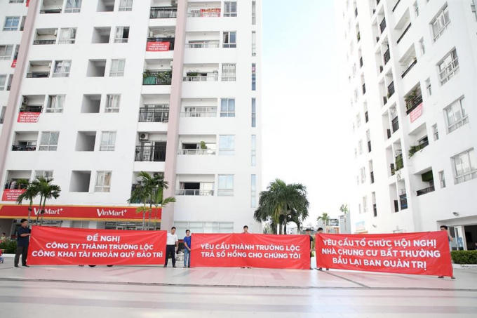 Cư dân tại chung cư 4S Linh Đông treo băng rôn đòi sổ hồng và minh bạch quỹ bảo trì.