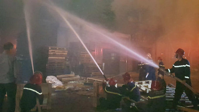 Hiện trường vụ ch&aacute;y xưởng gỗ tại Hải Ph&ograve;ng