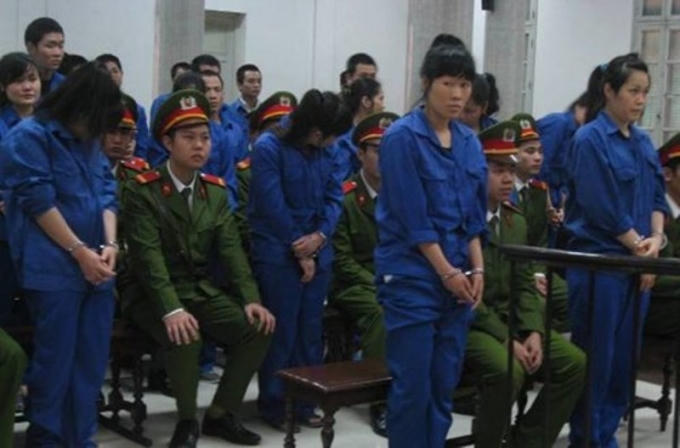 Các bị cáo trong vụ án ma túy bãi rác Thành Công nghe tòa tuyên án. (Ảnh: T.T)