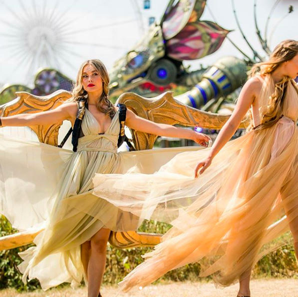 Ngắm nhìn dàn hotgirl đến từ khắp nơi trên thế giới đang hội tụ về Tomorrowland 2018