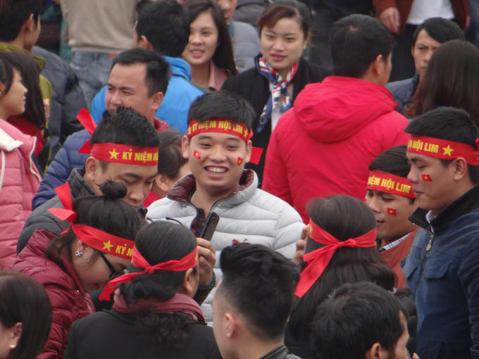 Việc đeo băng zôn trở thành một hiệu ứng của các bạn trẻ tại lễ hội.