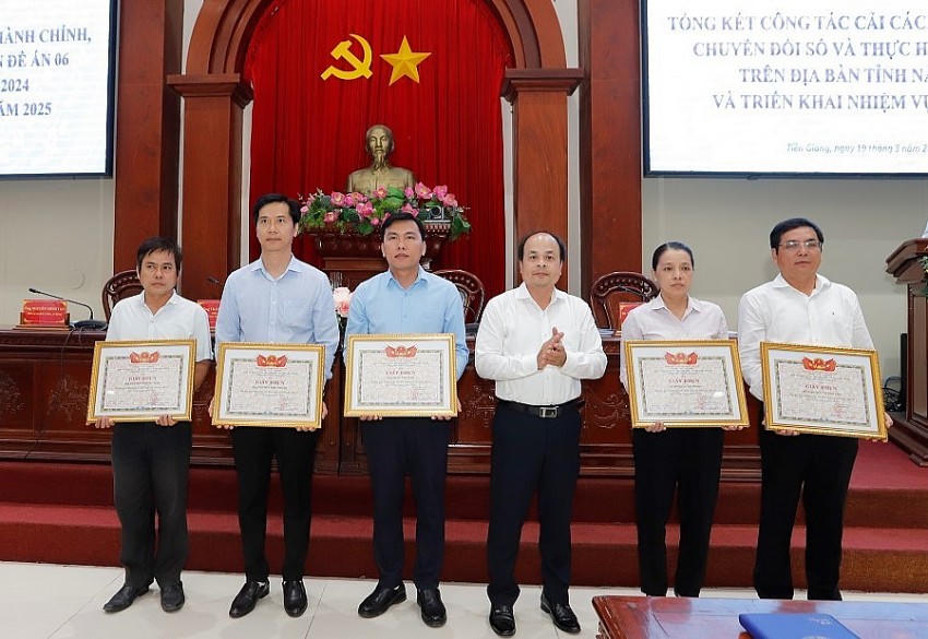 Phó Giám đốc Sở Khoa học Công nghệ Trần Văn Dũng trao giải cuộc thi tìm hiểu về CCHC và chuyển đổi số trên địa bàn tỉnh. Ảnh: Xuân Uyên
