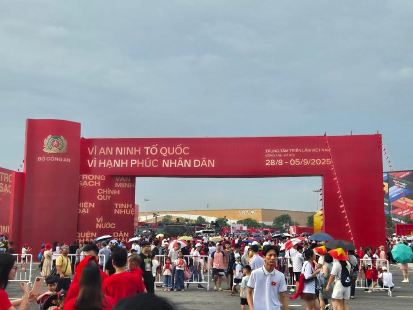 Ngay từ sáng sớm ngày mùng 1/9 Trung tâm triển lãm Quốc gia ken đặc người về tham quan.