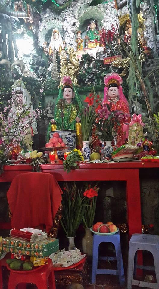 Ban thờ chúa sơn trang tại đền Mẫu Đồng Đăng. (ảnh: Minh Long).
