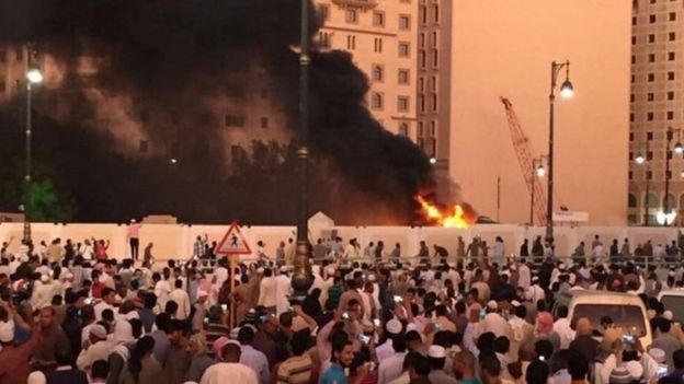 Hiện trường vụ đánh bom tại  thánh địa Medina. (Ảnh: Reuters)