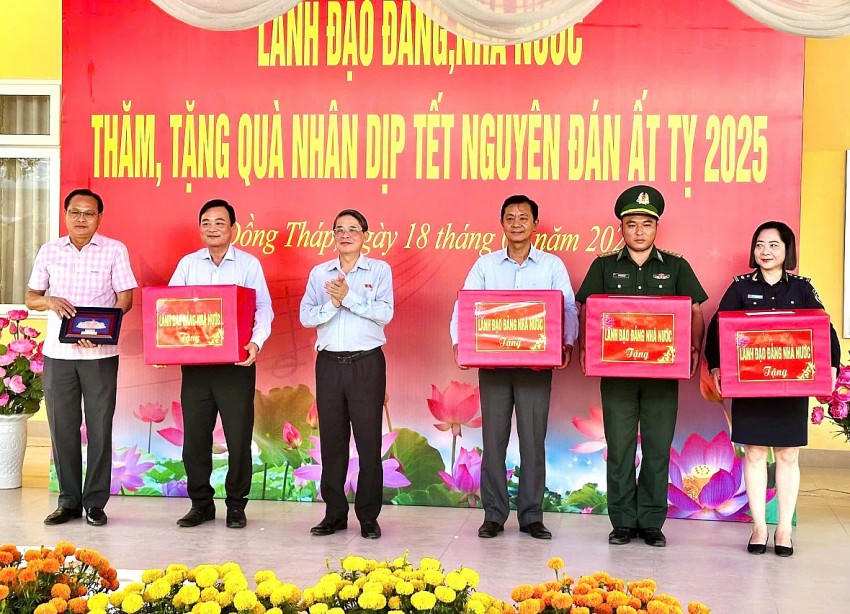 Phó Chủ tịch Quốc hội trao quà Tết cho 4 tập thể. Ảnh: Hoà Bình