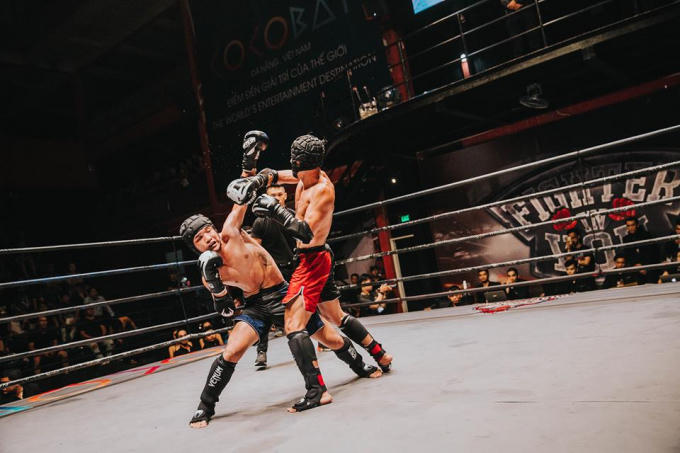 Khán giả bị cuốn vào trận thư hùng nảy lửa trên sàn đấu của các võ sĩ. Ảnh: Đắc Việt.