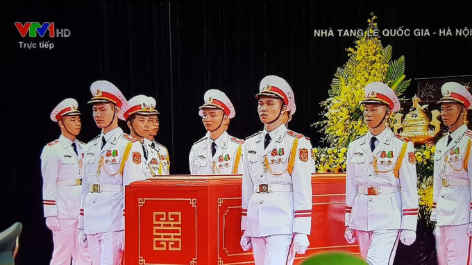 Đ&ocirc;̣i nghi l&ecirc;̃ đang di quan linh cữu Chủ tịch nước.              &nbsp;                    &nbsp;              &nbsp;