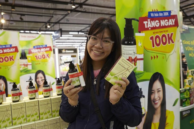 Khách hàng Mai Hương hạnh phúc khi nhận được quà tặng