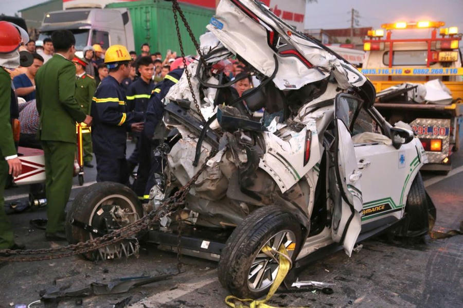 Hiện trường chiếc xe con bị hư hỏng nặng sau vụ tai nạn liên hoàn 7 xe ô tô trên quốc lộ 5.