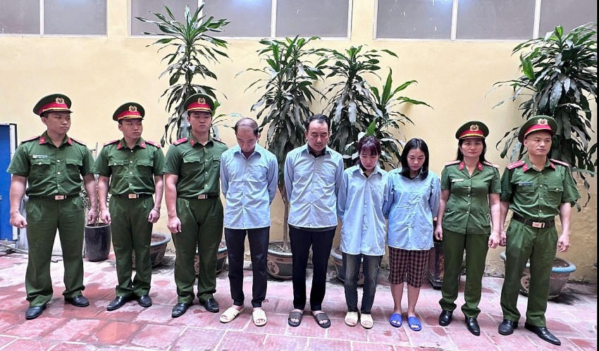 Các bị can tại cơ quan điều tra. Ảnh: Ngọc Bích