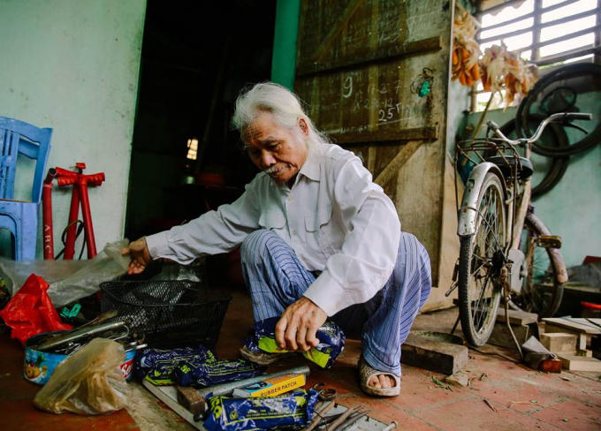 Người cựu chiến binh đang cẩn thận sắp xếp từng phụ tùng sửa chữa.