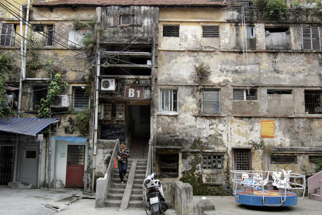 Tòa nhà B1 khu tập thể Văn Chương với những vết hằn thời gian.