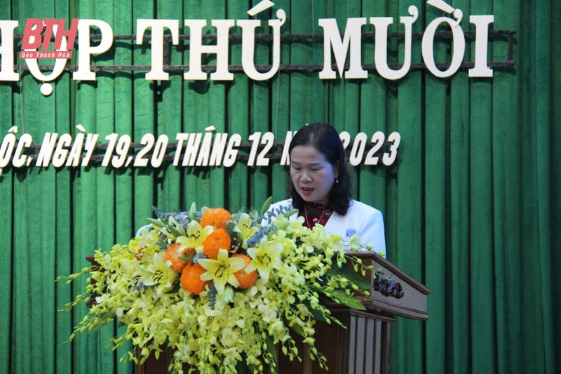 Bà Vũ Thị Hà, Phó Chủ tịch UBND huyện Hậu Lộc trình bày báo cáo đánh giá tình hình kinh tế - xã hội năm 2023, kế hoạch phát triển kinh tế - xã hội năm 2024. (Ảnh: Báo Thanh Hoá)
