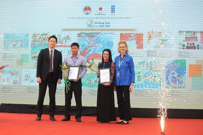 Đại diện các trường có học sinh giành được giải Nhất và giải Nhì