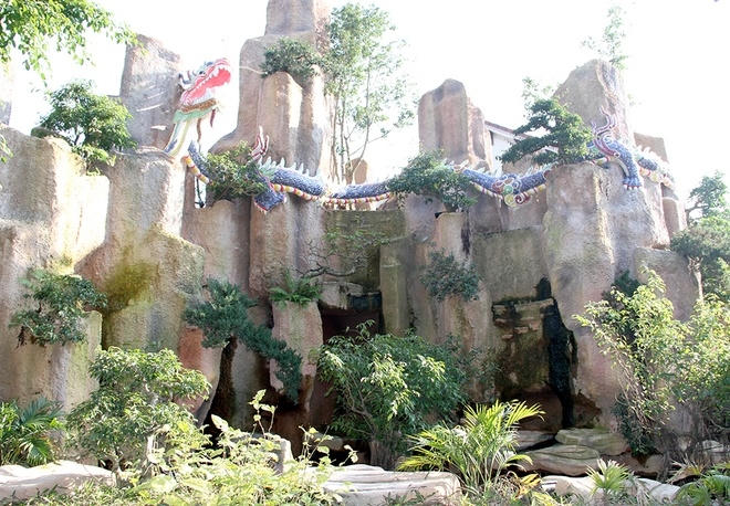 Phía sau khuôn viên có một dãy núi đá nguyên khối, đây được xem là điểm tựa của những cung điện thờ, biểu đạt thế vững chắc vĩnh cửu của Trần Triều Điện.