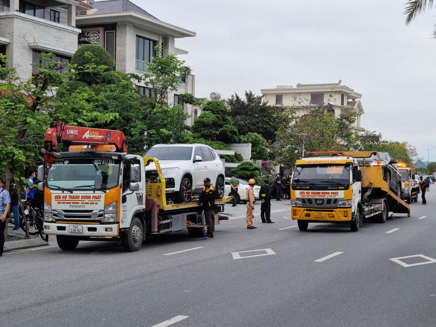 4 chiếc xe cứu hộ được điều đến hiện trường (Ảnh: An Nhiên).