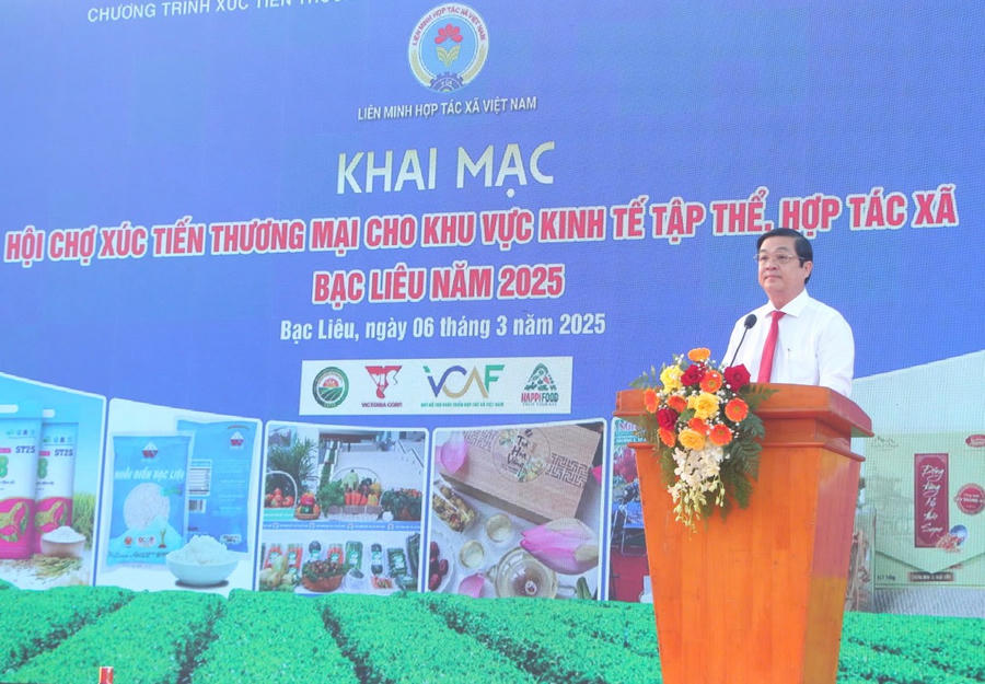 Ông Huỳnh Chí Nguyện - Phó Chủ tịch UBND tỉnh Bạc Liêu, phát biểu khai mạc hội chợ.