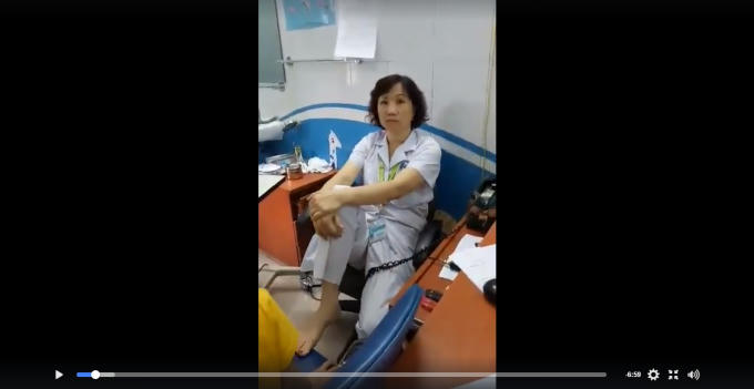 Hình ảnh vị bác sĩ co chân lên ghế "đối thoại" với bệnh nhân. Ảnh: cắt từ clip.