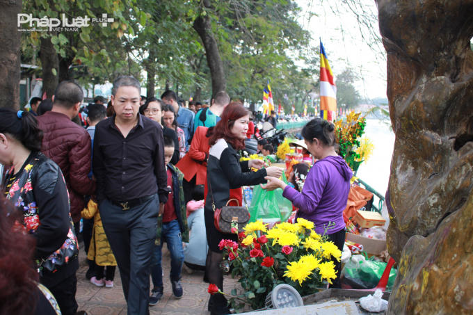 Các gian hàng đồ lễ bày bán ngay trước cổng chùa