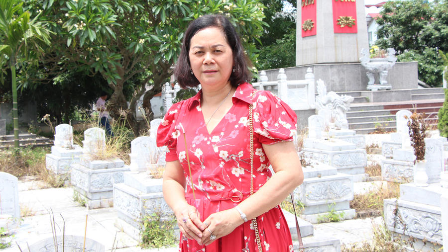 Bà Trần Thị Phượng thắp hương tri ân tại Nghĩa trang Liệt sĩ xã Tăng Tiến (Việt Yên).