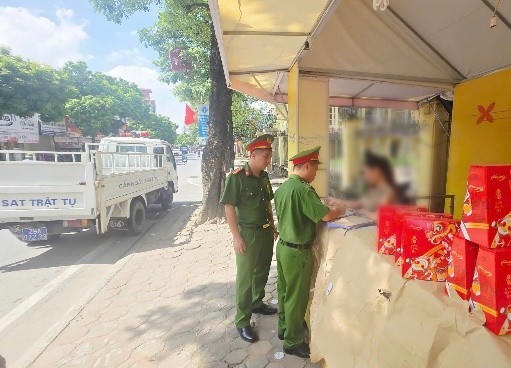 Xử lý cơ sở vi phạm tại đường Ngô Xuân Quảng, xã Gia Lâm. Ảnh: CA Hà Nội.