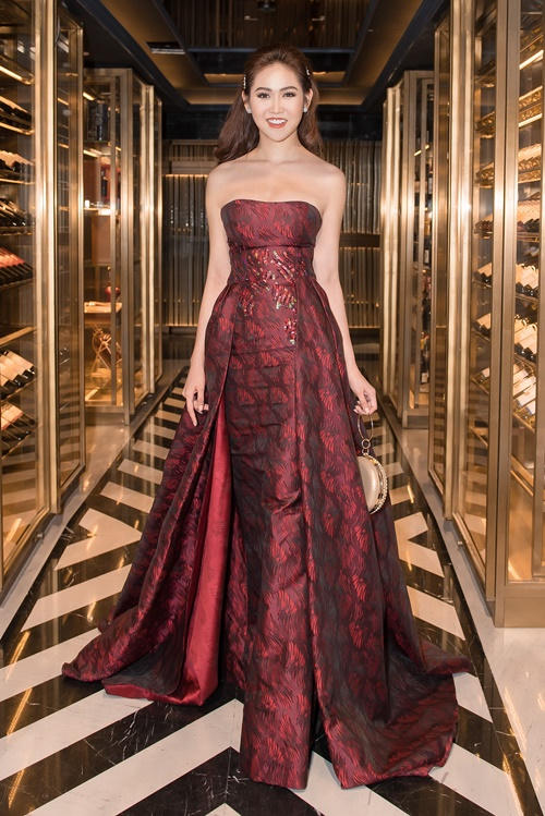 Bộ trang phục này được may cúp ngực, giúp tôn vóc dáng gợi cảm của người đẹp. Đồng thời chiếc váy có phần đuôi được thiết kế xòe ra tạo sự kiêu sac ho người mặt và làm cho Trúc Ny trông như một nàng công chúa xinh đẹp, kiêu kỳ.