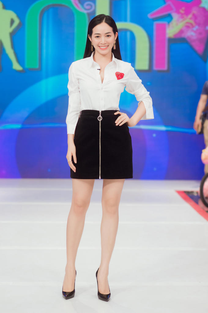 Cô xuất hiện trong hình ảnh thanh lịch trong một thiết kế “gây sốt” thời gian qua từ thương hiệu David Wong. Hình ảnh đơn giản nhưng vô cùng rạng rỡ của Mai Thanh Hà luôn nhận được nhiều lời khen ngợi từ đồng nghiệp và khán giả.