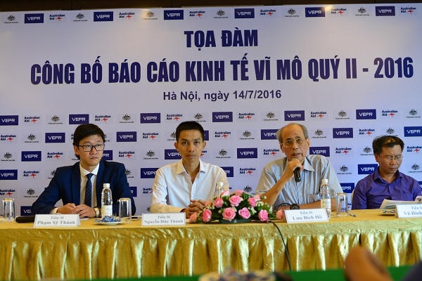 Các chuyên gia trao đổi về các vấn đề kinh tế 6 tháng đầu năm tại Tọa đàm do VEPR tổ chức chiều 14/7.