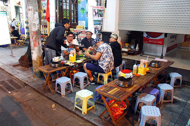 Không chỉ quán ăn, nhiều hàng rong, quán trà đá,… cũng được bày bán thâu đêm trên khắp các vỉa hè.