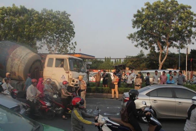Hiện trường vụ xe bồn đại náo đường lộ rồi gây tai nạn liên hoàn khiến giao thông tê liệt hoàn toàn.