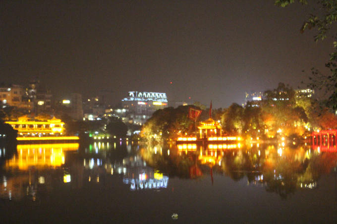 Hồ Gươm lung linh huyền ảo.