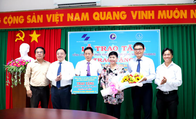 Ngành Y tế tỉnh Đồng Nai tiếp nhận máy hệ thống máy Real-time PCR do Tổng công ty Sonadezi hỗ trợ.