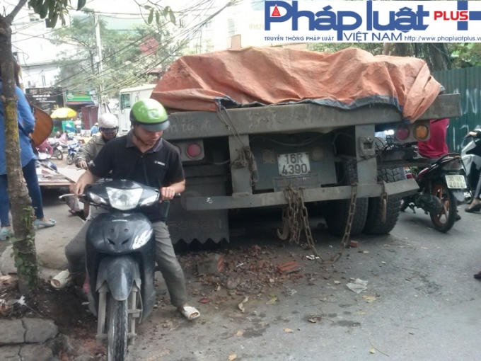 Nhiều xe máy phải rất chật vật mới có thể qua đoạn đường này.
