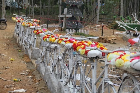 Những chiếc xe đạp thành hàng rào trang trí rất ấn tượng (Ảnh: CTV).