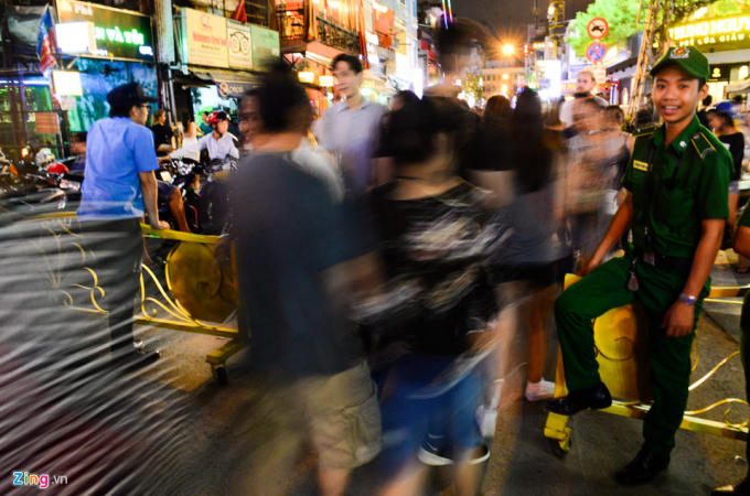 Hai đầu đường Bùi Viện được rào chắn cấm phương tiện lưu thông theo quy định từ 19h đến 2h sáng hôm sau các ngày thứ 7, chủ nhật hàng tuần.