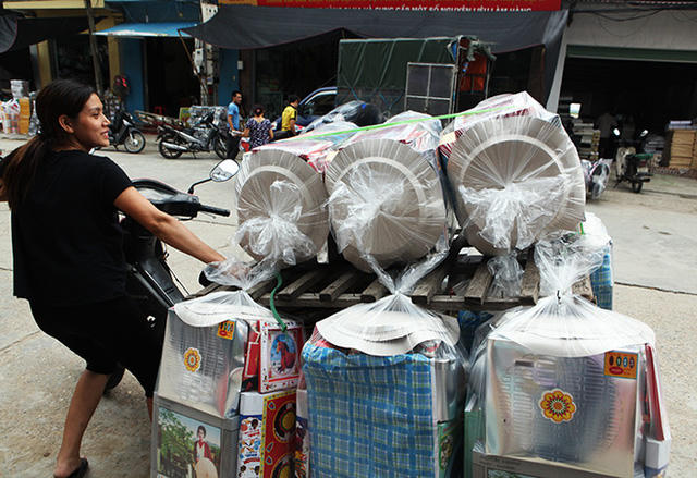 Các mặt hàng bình dân như nồi niêu xoong chảo khách đến nhập nhiều hơn các mặt hàng đồ hiệu.