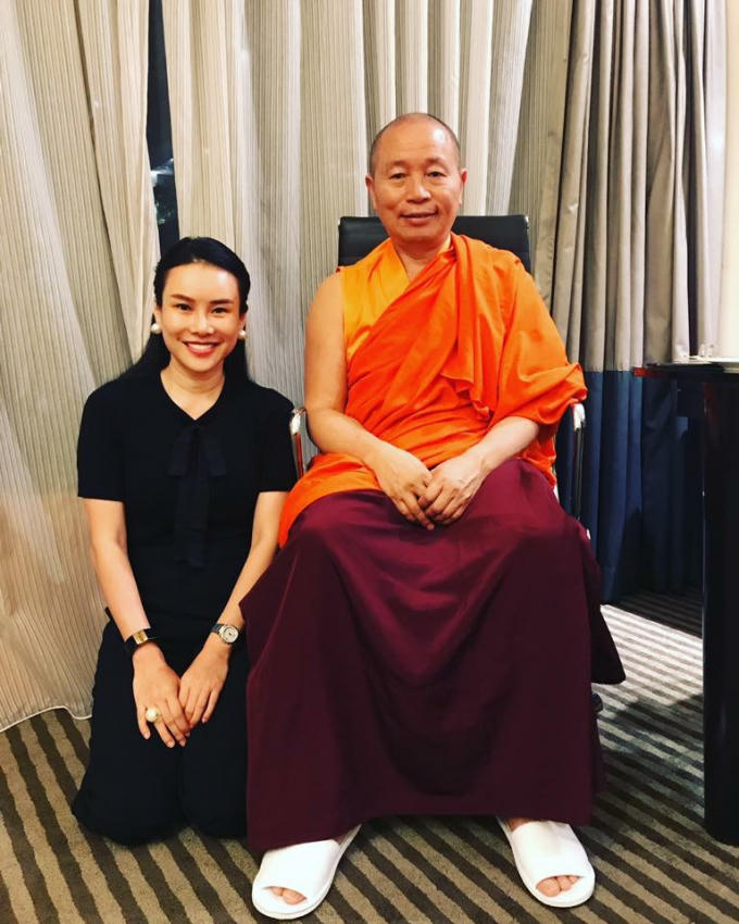 Nhiếp Chính Vương (đứng) và Vua Phật giáo Bhutan (ngồi)