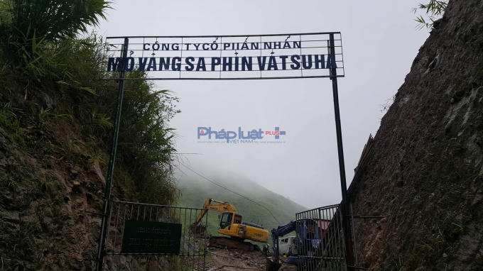 Cổng vào hiện trường. Ảnh Vũ Tiến