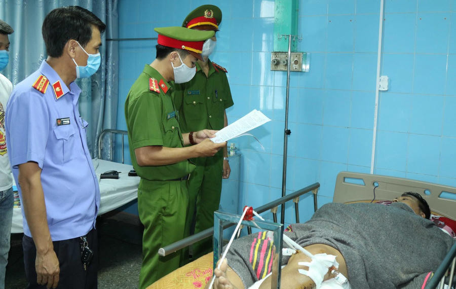 Tống đạt quyết định khởi tố bị can đối với Hoàng Trung Toán