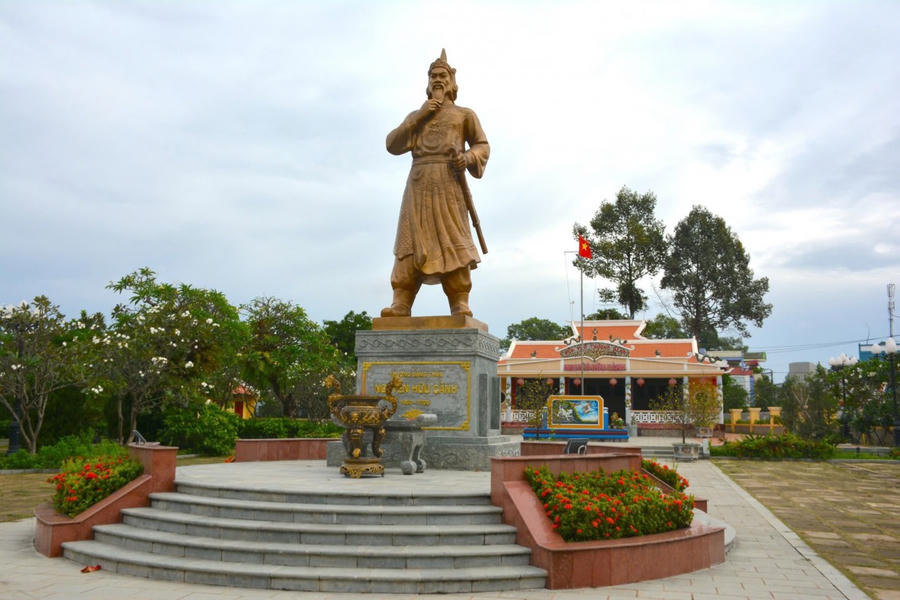 Tượng đài Nguyễn Hữu Cảnh tại Đình Bình Kính (còn gọi là đền thờ Nguyễn Hữu Cảnh - phường Hiệp Hòa, TP Biên Hòa) là Di tích lịch sử cấp Quốc gia đã được xếp hạng ngày 25/3/1990.